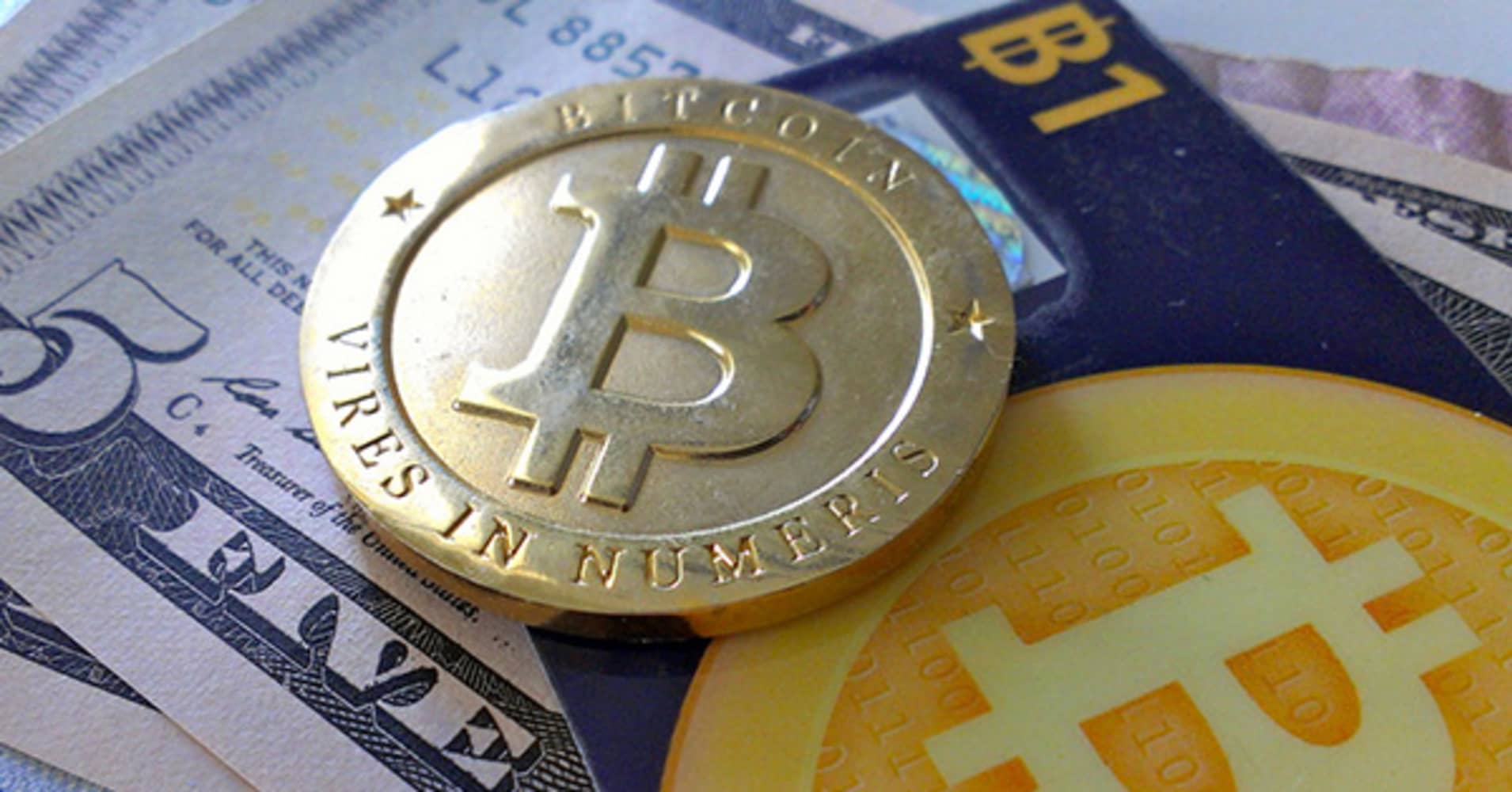 http://fm.cnbc.com/applications/cnbc.com/resources/img/editorial/2013/04/10/100630649-bitcoin-with-money-zach-copley-flickr.1910x1000.jpg