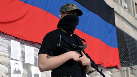 An armed man in military fatigues stands guard outside a regional administration building seized by pro-Russian separatists in the eastern Ukrainian city of Slavyansk on April 27, 2014.