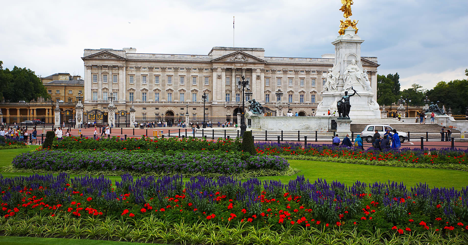 Queen Elizabeth launches search for new curtain and cushion maker at Buckingham Palace - CNBC