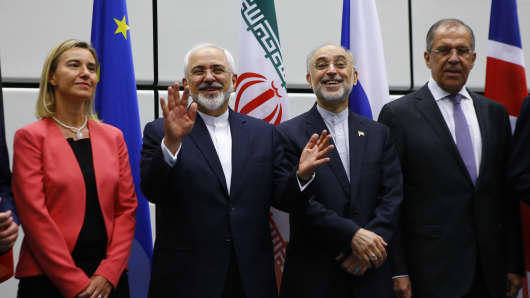 Iranian Foreign Minister Mohammad Javad Zarif (2nd L) gestures next to High Representative of the European Union for Foreign Affairs and Security Policy Federica Mogherini (L), Iranian ambassador to IAEA Ali Akbar Salehi (2nd R) and Russian Foreign Minister Sergey Lavrov (R) as they pose for a family photo in Vienna, Austria 14 July, 2015.