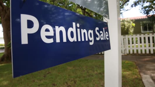 A pending sale sign in front of a home in Miami.