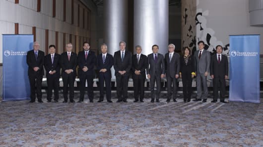 Trade ministers from a dozen Pacific nations in Trans-Pacific Partnership Ministers meeting post in TPP Ministers "Family Photo" in Atlanta, Georgia October 1, 2015. Trade ministers from a dozen Pacific nations meeting in Atlanta extended talks on a sweeping trade deal until Saturday in a bid to get a final agreement on the most ambitious trade pact in a generation.