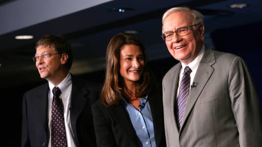 Warren Buffett, right, stands with Bill and Melinda Gates June 26, 2006 at a news conference where Buffett spoke about his financial gift to the Bill and Melinda Gates Foundation in New York City.