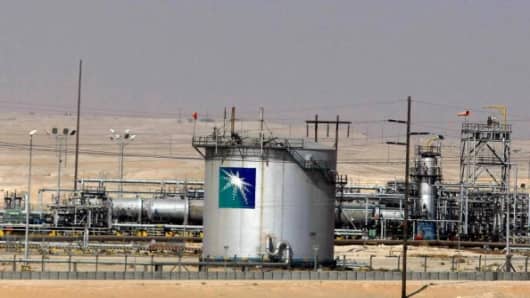 A general view shows the Saudi Aramco oil facility in Dammam city, 450 kms east of the Saudi capital Riyadh, 23 November 2007.