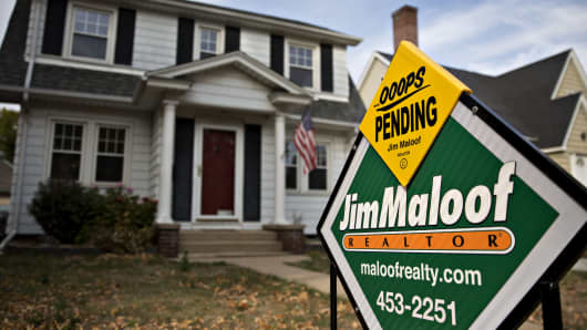 A 'Sale Pending' sign stands outside a home for sale in Peoria, Illinois.