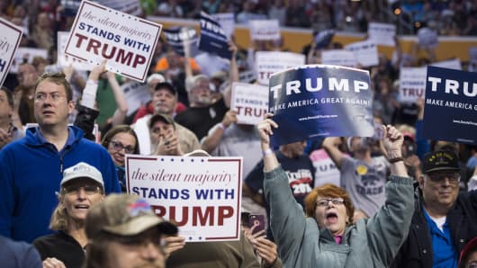 Supporters cheer for republican presidential candidates Donald Trump