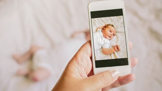  Baby posing for picture, smartphone, iphone 