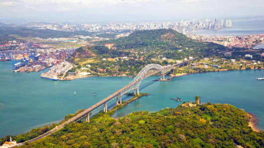 Vista aérea del puente de las Américas en la entrada del Pacífico del Canal de Panamá con la Ciudad de Panamá en el fondo.