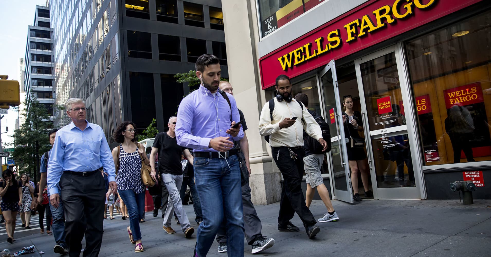 Here's what Wells Fargo is saying about consumers since the accounts scandal hit - CNBC