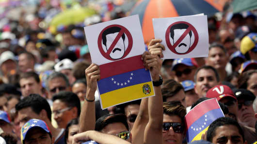 Opposition supporters take part in a rally against Venezuela's President Nicolas Maduro's government in Caracas, Venezuela, October 26, 2016.