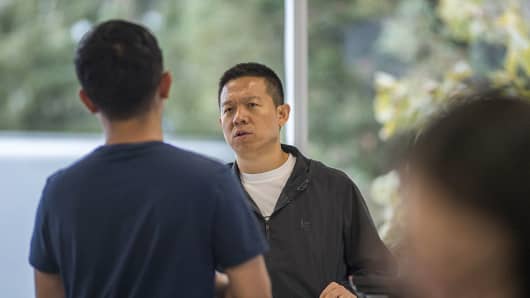 Jia 'YT' Yueting, chief executive officer of LeEco Global Group, right, speaks with an employee at the company's headquarters in San Jose, California, U.S., on Thursday, Oct. 13, 2016.