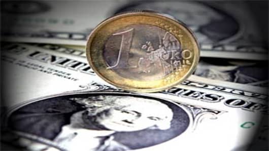 Dollar_Euro_photo_AP.jpg