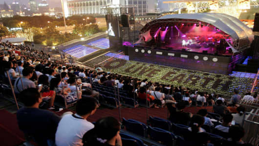 Concert goers cheer during the Live Earth concert Saturday, July 7, 2007 in Shanghai, China. Live Earth is staging shows around the world Saturday to draw attention to global warming. (AP Photo/Eugene Hoshiko)