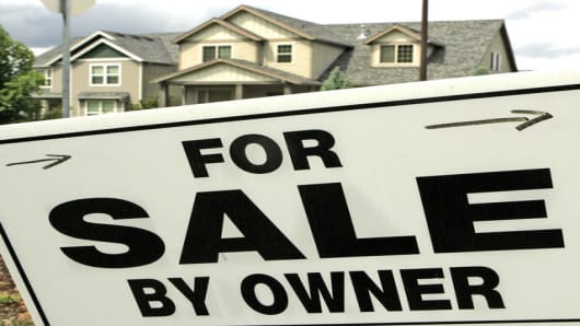 A sign points the way to a home for sale in Beaverton, Ore., Monday, May 22, 2006.  Figures for existing home sales will be released Thursday. (AP Photo/Don Ryan)