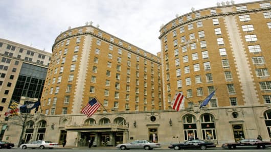 The Mayflower Hotel is seen in Washington on Monday March 10, 2008. New York Gov. Eliot Spitzer apologized Monday after he was accused of involvement in a prostitution ring. (AP Photo/Jacquelyn Martin)