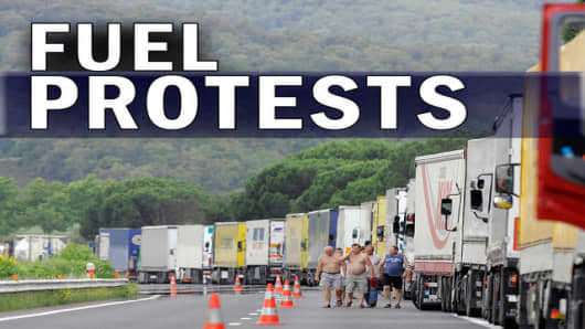 Truck drivers block the border in Spain with France, Tuesday, June 10, 2008. Thousands of Spanish truckers began an indefinite strike over soaring fuel costs . (AP Photo/Manu Fernandez)