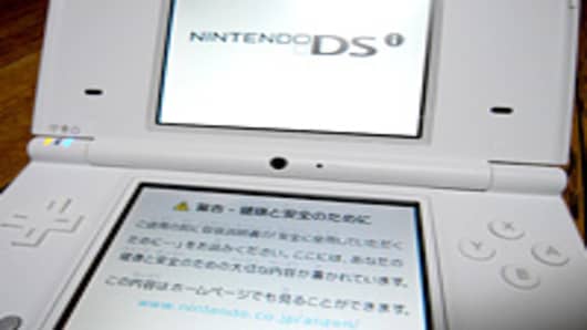 Nintendo cuts forecasts, plans to introduce new version of DSi handheld