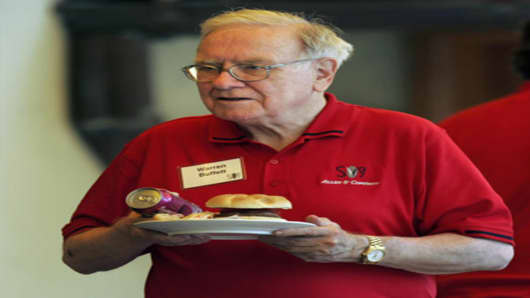 Warren Buffett with one of his favorite meals, as seen at the 2007 Allen and Co. media conference in Sun Valley, Idaho.