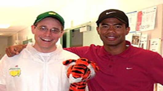Tiger Woods impersonator Canh Oxelson (r) with a fan.