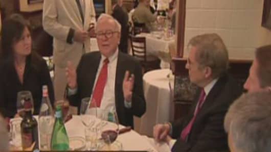 Warren Buffett hosts charity lunch at Smith & Wollensky in New York City.  Salida Capital CEO Courtenay Wolfe is at the far left in this screen grab from CNBC video.