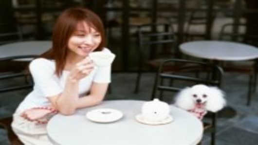 dog with owner at cafe_200.jpg