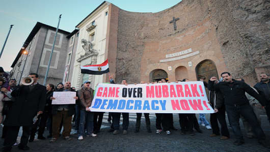 Supporters of Egypt protesters demonstrate at Piazza della Republica (Republic's square) in Rome on January 31, 2011. European Union foreign ministers on Monday called on Egypt to embark on an 'orderly transition' leading the way to 'free and fair elections.' Some 100 people took part in the demonstration in Rome.