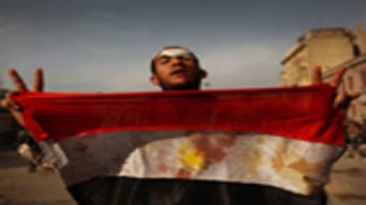 egypt_protester_flag_140.jpg
