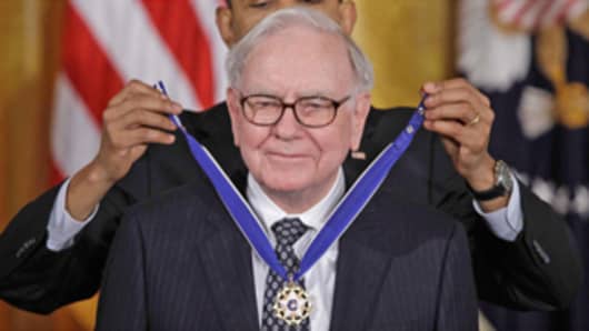 Warren Buffett receives the Presidential Medal of Honor from Barack Obama at a White House ceremony on February 15, 2011.