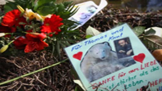 Visitors lay down flowers and condolence messages at Knut's enclosure at the Berlin Zoo on March 20, 2011 in Berlin, Germany.