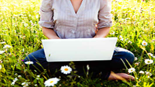 woman_laptop_outdoors_200.jpg