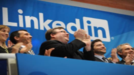 Linkedin founder Reid Garrett Hoffman (C) and CEO Jeff Weiner (2nd R) at the ringing of the opening bell of the New York Stock Exchange May 19, 2011 during the initial public offering of the company.