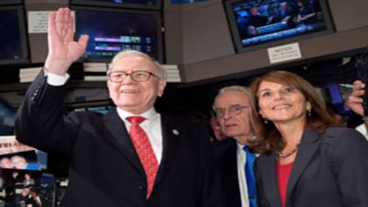 Warren Buffett and Business Wire CEO Cathy Baron Tamraz on the floor of the New York Stock Exchange, September 30, 2011.