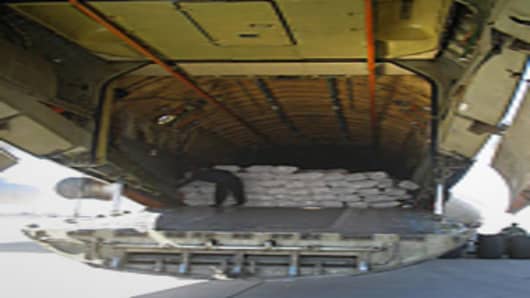 Aircraft unloading bales of cash slated for transfer to the Central Bank of Iraq