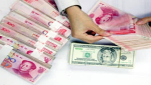 yuan-and-dollar-counting_2_200.jpg