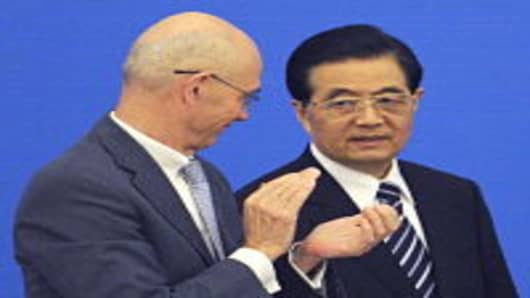 Chinese president Hu Jintao (R) talks to Pascal Lamy (L), the Director-General of the WTO.