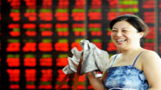 An investor smiles at a stock exchange hall on August 10, 2011 in Shenyang, Liaoning Province of China.
