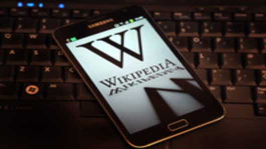 The Wikipedia website has shut down its English language service for 24 hours in protest over the US anti-piracy laws.