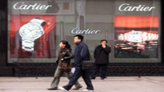 Chinese-shoppers-in-front-of-cartier_200.jpg