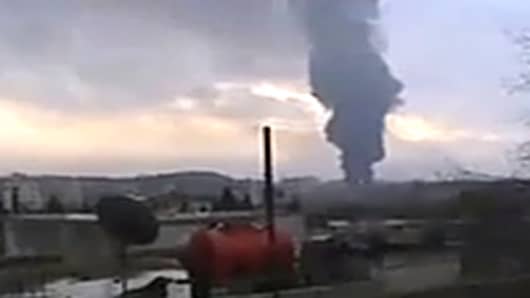 An explosion set on fire a crude oil pipeline feeding a Syrian oil refinery in the city of Homs.