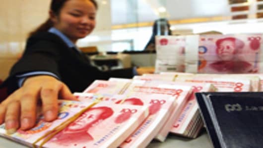 chinese-bank-teller-and-yuan-notes_200.jpg