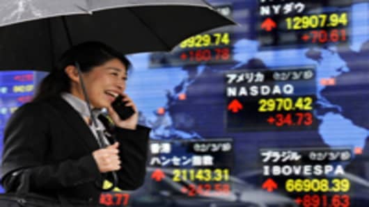 Japan-stock-board_woman-smiling_200.jpg