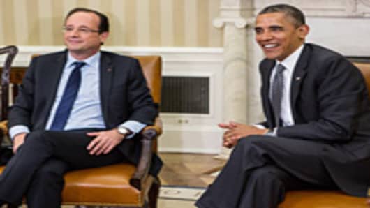 U.S. President Barack Obama meets with newly elected French president Francois Hollande (L) in the Oval Office on May 18, 2012 in Washington, DC.
