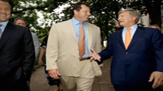 Former all-star baseball pitcher Roger Clemens (C) and his attorney Rusty Hardin (R) arrive at the U.S. District Court after the jury announced it has a verdict in Clemens' perjury and obstruction trial June 18, 2012 in Washington, DC. The jury found Clemens not guilty on all counts.