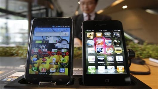 Samsung Electronics' Galaxy S, left, and Apple's iPhone 4, right.
