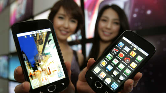 Models show Samsung Electronics Co's Android smartphones during the unveiling ceremony on February 4, 2010 in Seoul, South Korea.