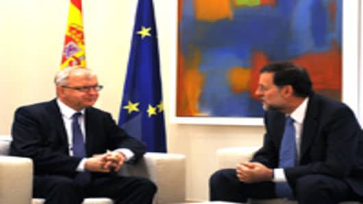 Spanish Prime Minister Mariano Rajoy (R) holds talks with EU Economic and Monetary Affairs Commissioner Olli Rehn at the Moncloa palace on October 1, 2012 in Madrid.