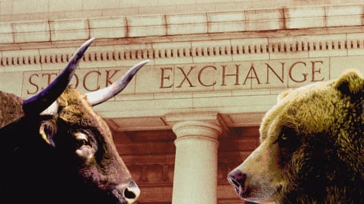 Bull and Bear in front of stock exchange
