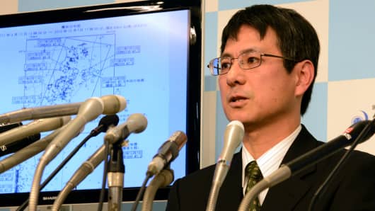 Japan Meteorological Agency officer Makoto Saito shows a map of northern Japan and speaks about an earthquake at the agency in Tokyo on December 7, 2012.