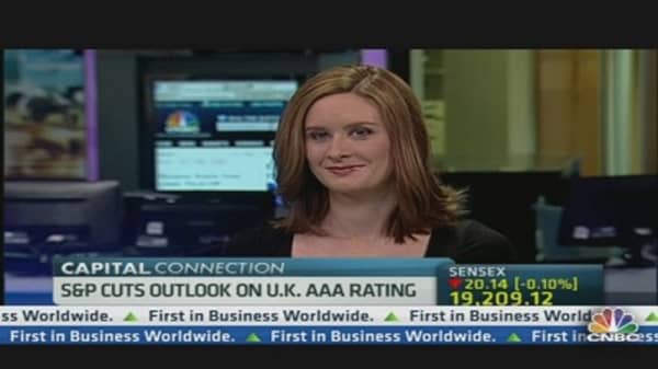 S&P Cuts Outlook on UK AAA Rating 