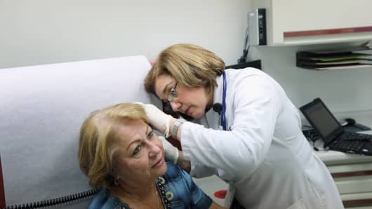 Dr. Martha Perez examines a patient at Community Health of South Florida.